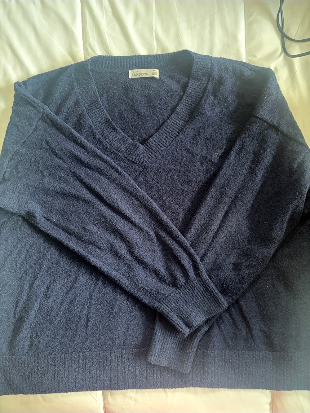 89th & Madison  women’s navy Blue V-Neck lightweight Sweater